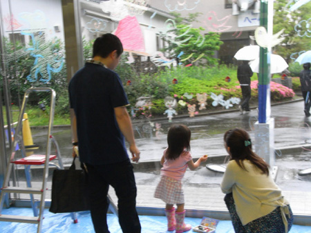 ハウスクエア横浜さんのエントランスのガラスにお絵かきに参加しました＠林道子さん・渡辺有智子さん二人展にて（2011年5月29日･6月5日）