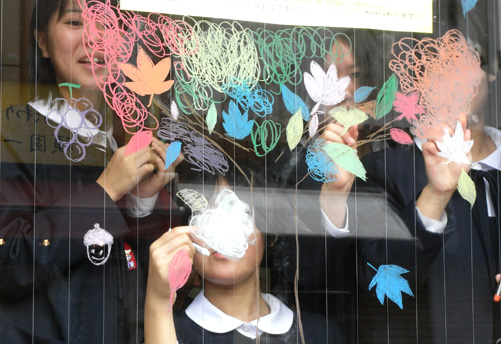 川崎市立大師・田島中学校美術部の皆さんと作家さんによる｢お大師様でアート｣キットパスドローイング(2011年11月3日)