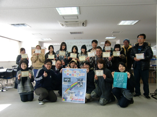 静岡県富士市吉原商店街のショーウィンドウにキットパスブロックでお絵かきするイベントを開催しました(2012年2月4日)