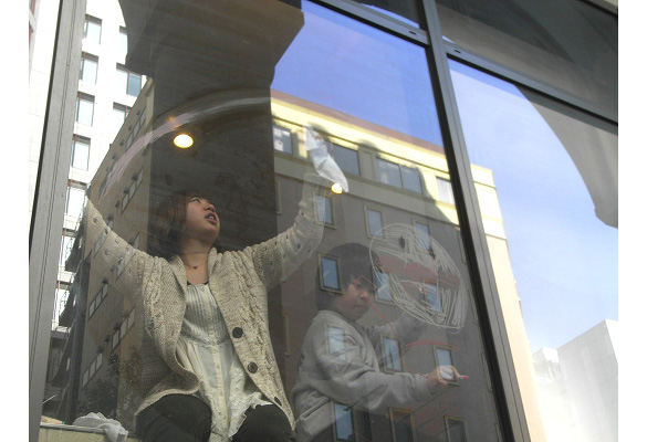 セキグチ香奈子さんと、キットパスで「みんなで窓に虹を描こう！」ワークショップを開催しました(2012年2月18日)