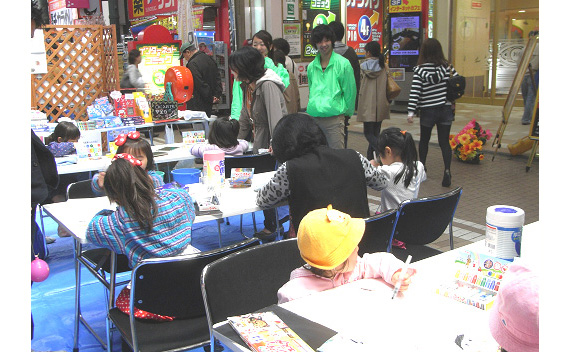 川崎銀柳街・銀座街商店街春祭にキットパスで「お母さんの絵」「お父さんの絵」を描こうで参加しました(2012年4月14〜15日)