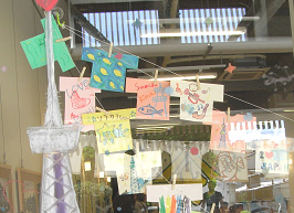 すみだＴシャツアート展＆Ｔシャツでつながるワークショップに、キットパスで大きな窓をキャンバスに自由に描こうで参加しました(2012年8月18〜19日)