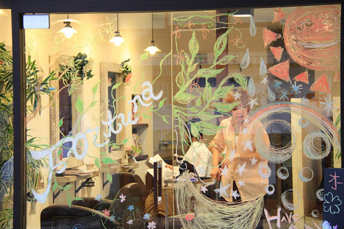 カラフルラブのアーティスト集団が中野区薬師あいロード商店街でウインドウ・アート♪(2012年9月30日)