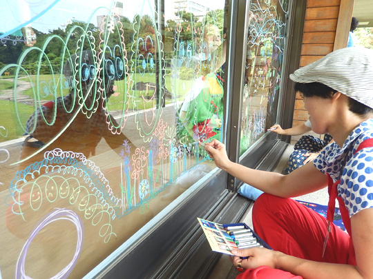 絵本作家スギヤマカナヨさんの「対話する絵画ワークショップ」にキットパスで協力しました＠清澄庭園(2013年7月30日)